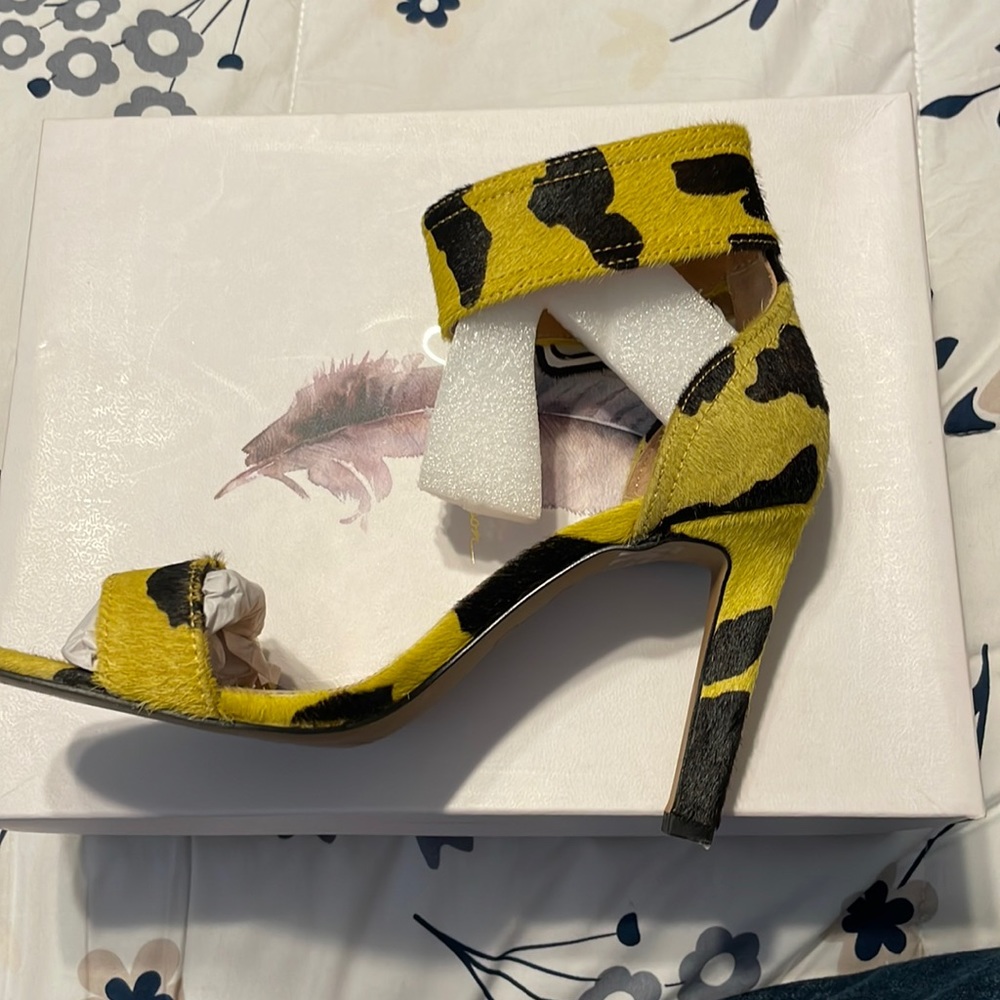 Jessica Simpson heel